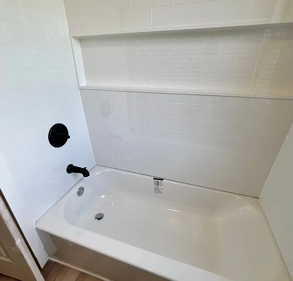 3954 Saint Clair St #PRIVATE ROOM — Photo 2