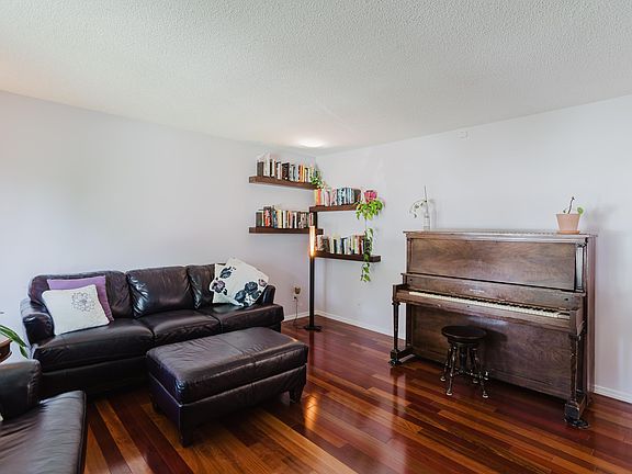4th image of 10433 32a Ave NW