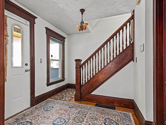 3rd image of 831 Valley Dr