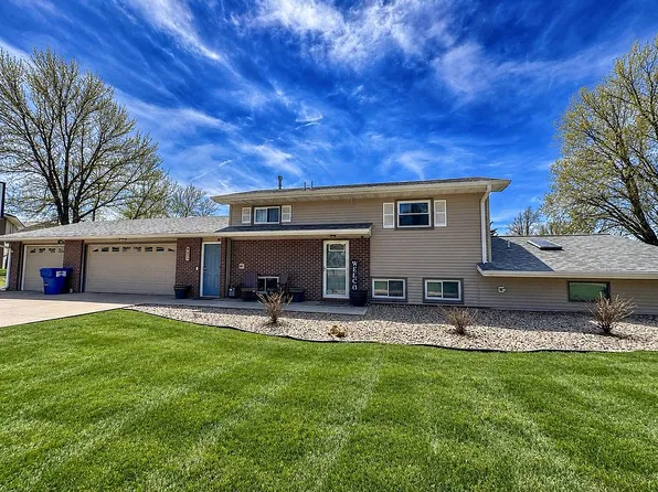 413 3rd St SE, De Smet, SD 57231
