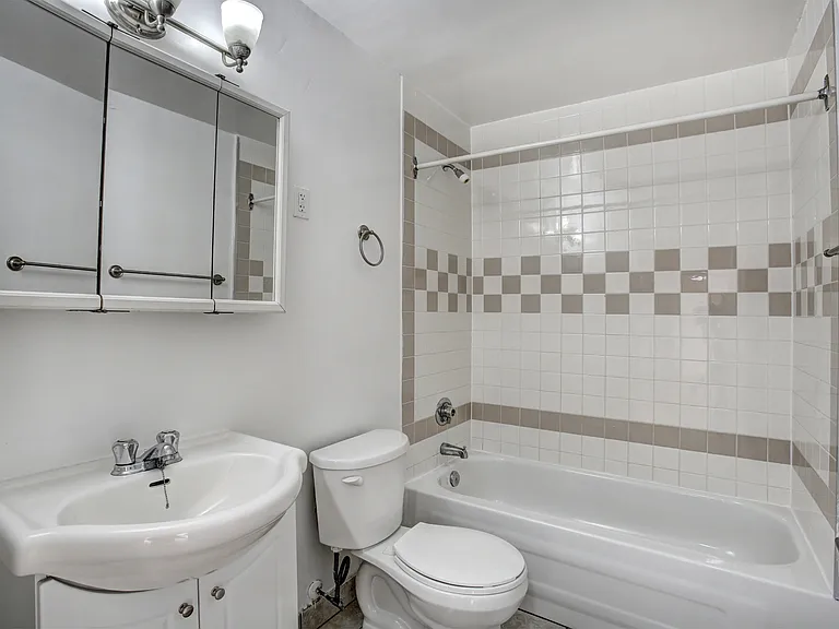 2503 Hurontario St — Photo 9