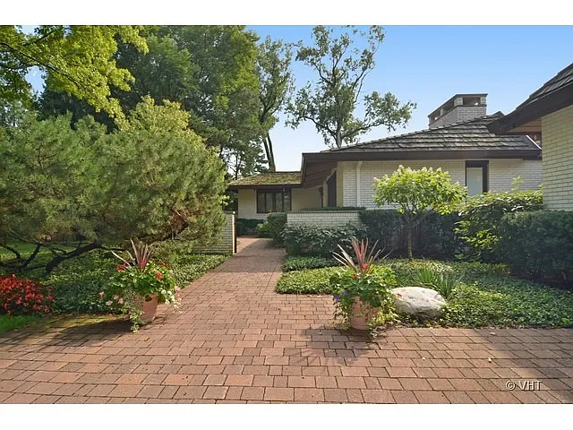 410 Woodland Ct photo 1