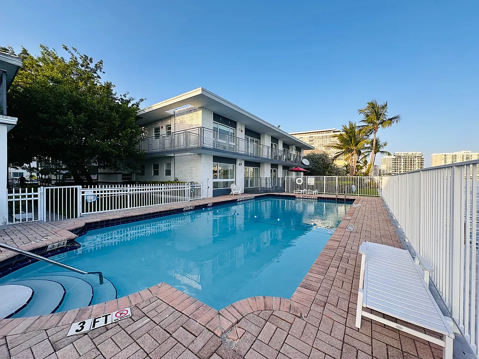 952 Bay Dr #7
