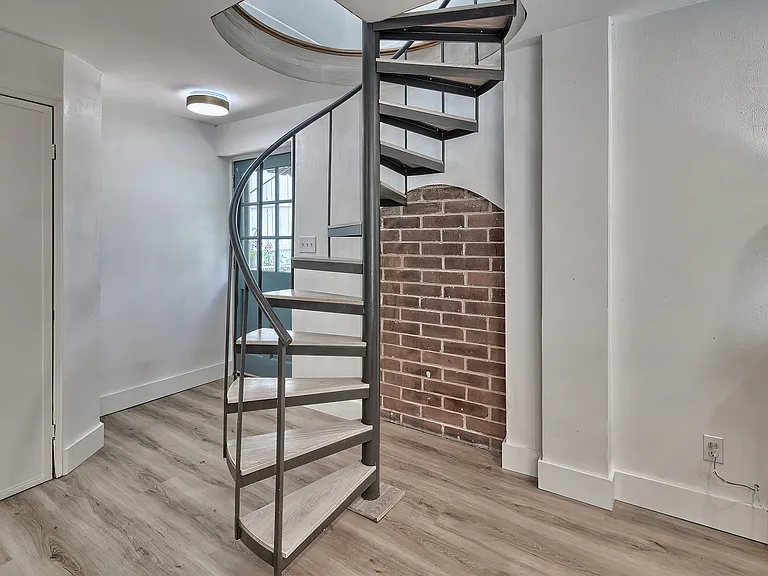 2408 Lincoln St — Photo 17