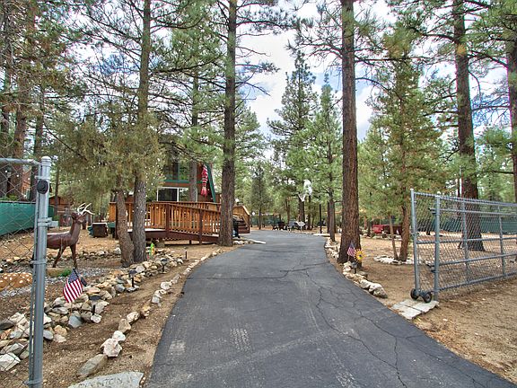 2nd image of 1065 Hemlock Ln