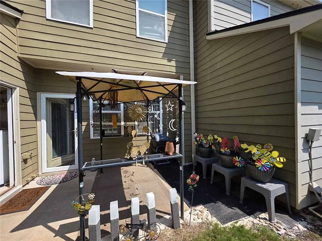 3 bed, 2.5 bath, 1370 sqft, $1,850 — Photo 3