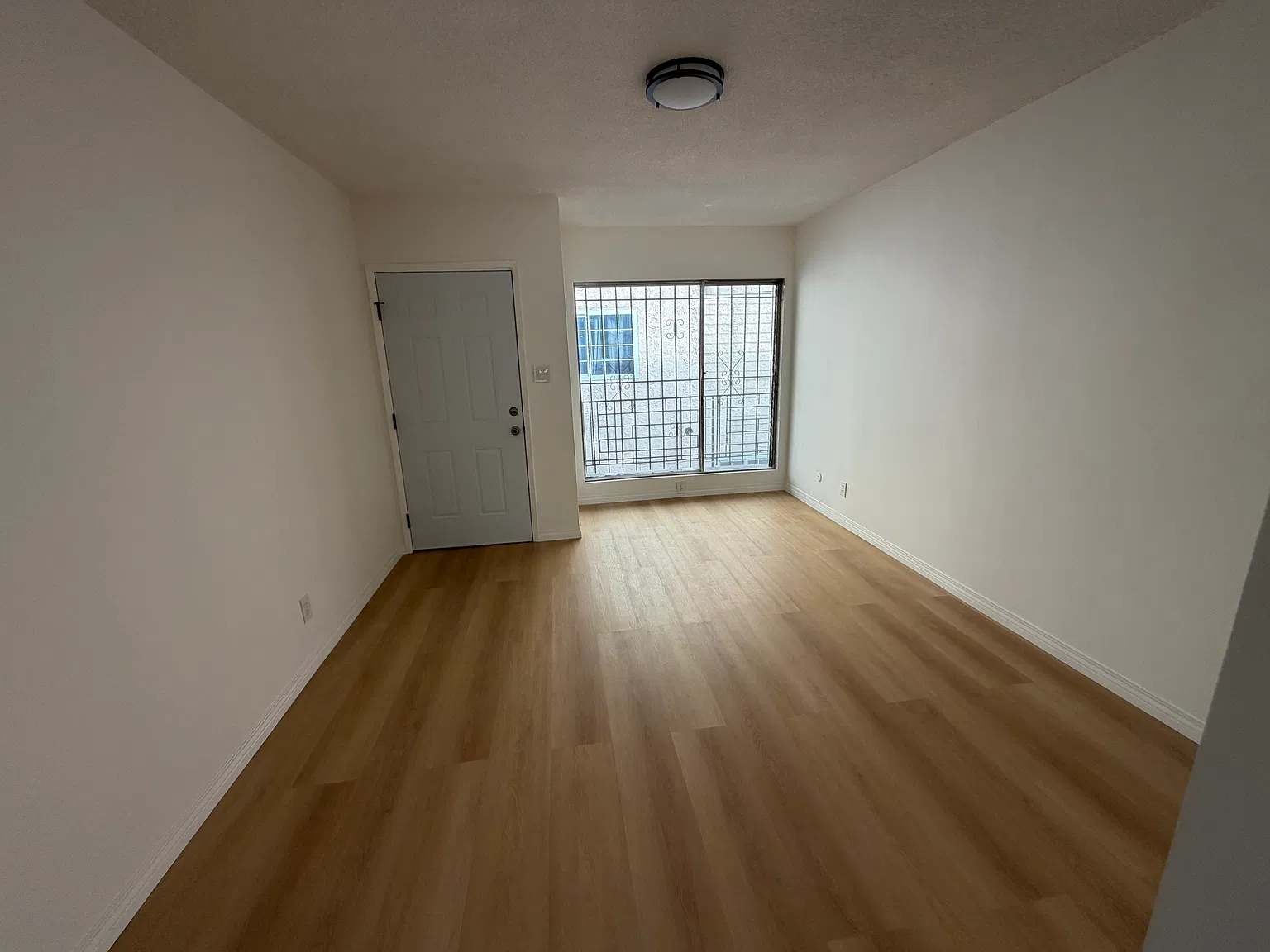 2 bed, 850 sqft, $2,200 — Photo 1