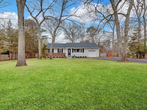 43 Penny Dr, Calverton, NY 11933