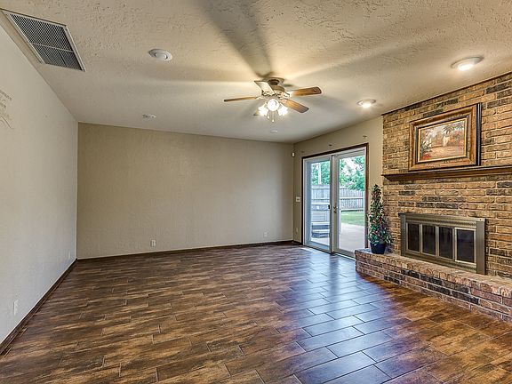 Lg Living w/ Wood Like Tile