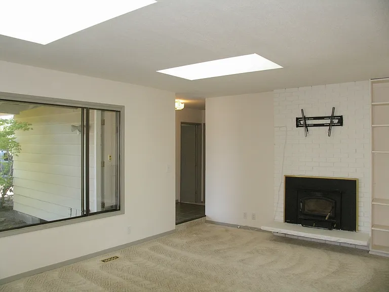 1154 NE Birchaire Ln — Photo 3