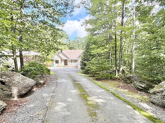 3rd image of 809 Maple Leaf Ct