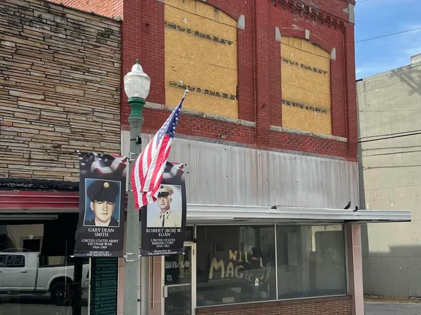 119 S Madison Avenue, Aurora, MO 65605