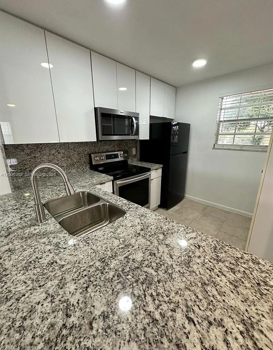 Bella Grand Condo — Photo 1