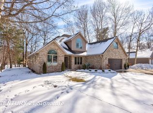 1915 Lake Circle Dr E, Saginaw, MI 48609