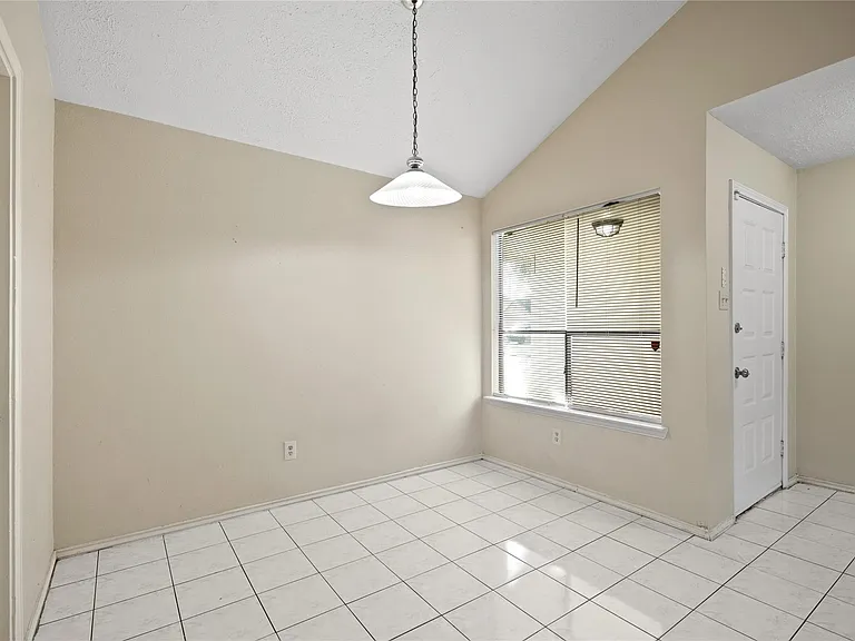 1430 Bentwood Dr — Photo 6