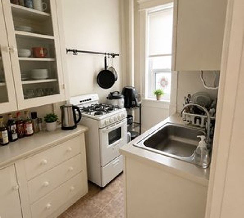 1st image of 186 Kelton St #3