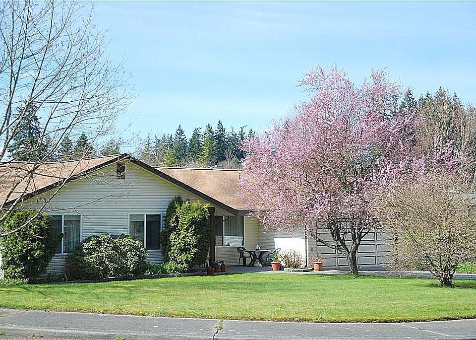 Classic & partially updated 4 bedroom rambler minutes from downtown Poulsbo