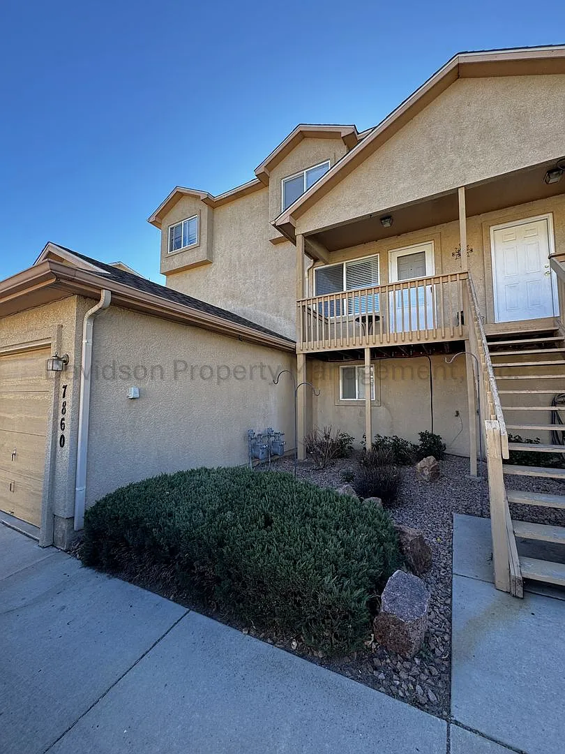 Great 3 Bedroom Condo in the Briargate Area — Photo 1