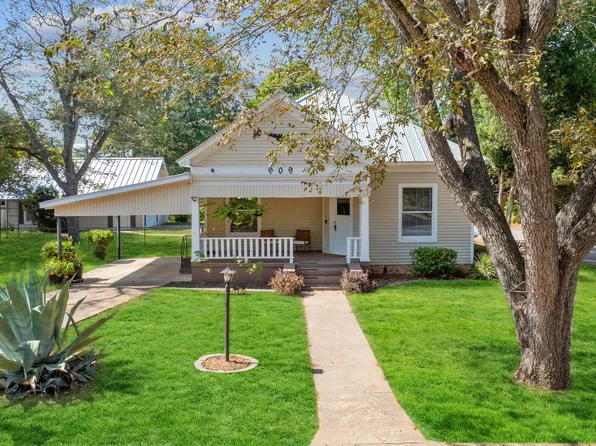 909 Hudgins St, Smithville, TX 78957