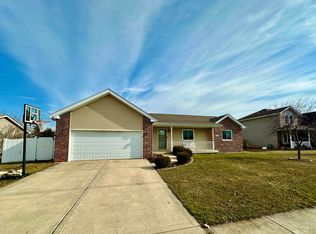 586 Sandburg Dr, Manteno, IL 60950