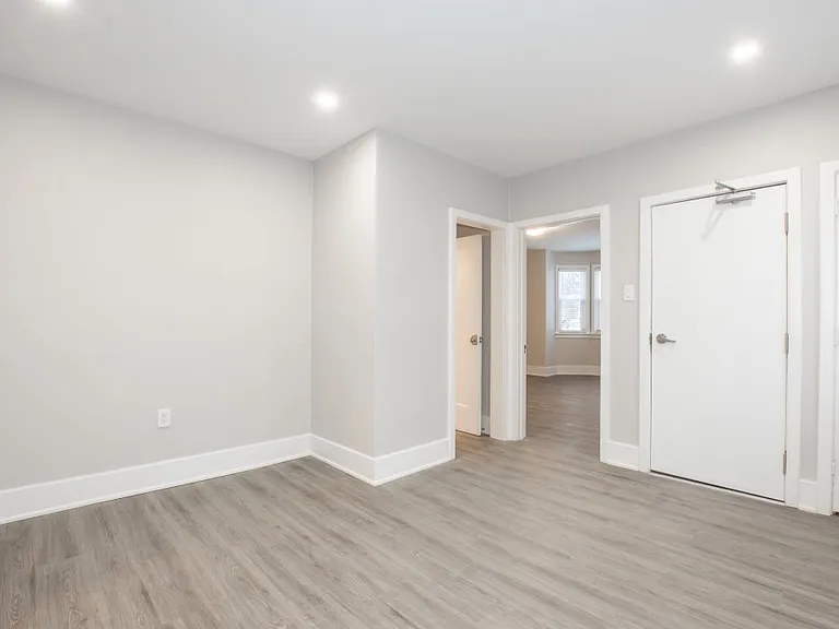14 Welland Ave — Photo 8