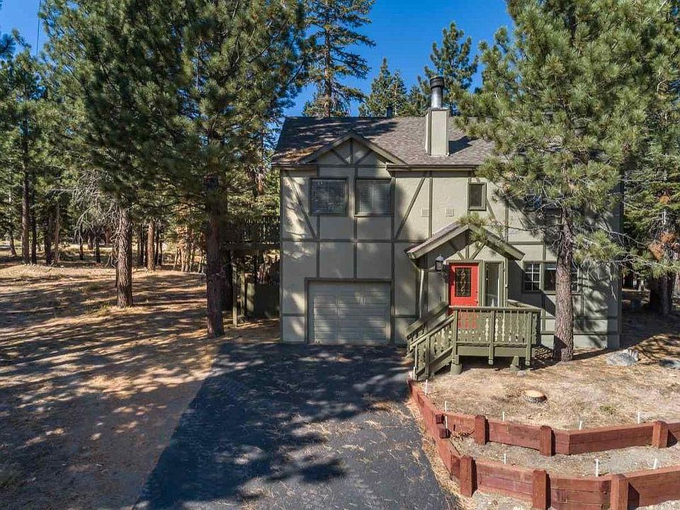 Front view of mountain home. One car extra long garage plus driveway parking.