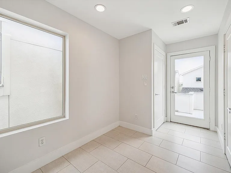 1827 Ennis St — Photo 27