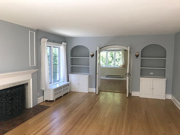 2nd image of 704 E Carlisle Ave