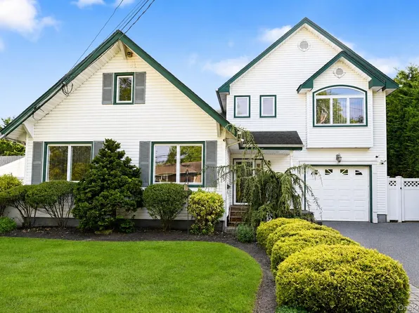 525 S Greene Avenue, Lindenhurst, NY 11757