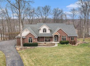 2375 Canyon Ridge Dr, White Lake, MI 48383