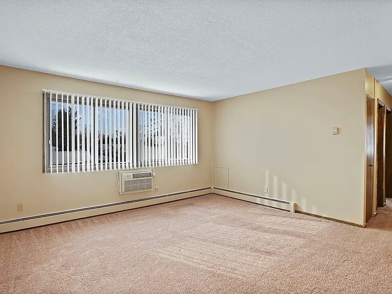 Hennepin Apartments — Photo 31