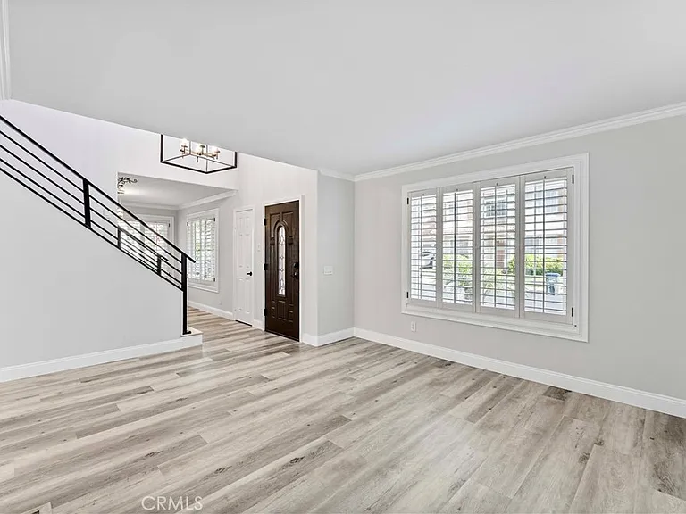 12 Dominguez St — Photo 4