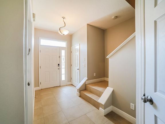 5th image of 640 Vallance Way NE