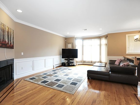 4th image of 727 Jefferson Ave #727