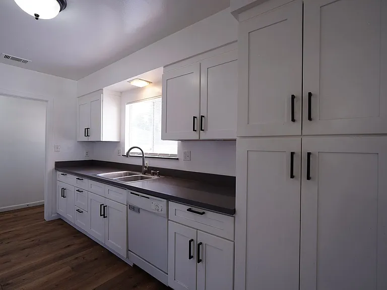 604 W 10th St — Photo 39