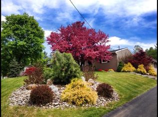 16 Flensburg Dr, Troy, NY 12180