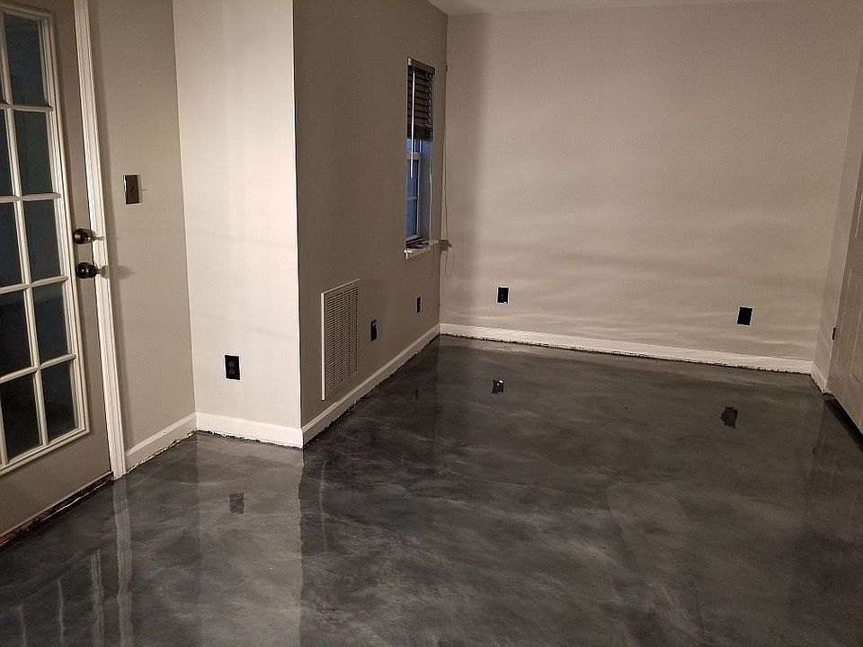 Office/bedroom with closet 