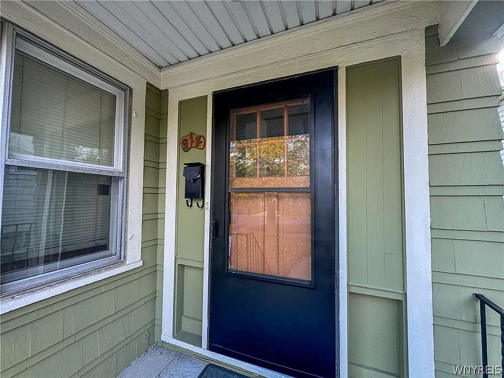 4 bed, 2.0 bath, 2096 sqft, $2,500 — Photo 3