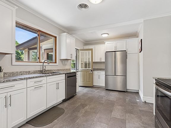 4th image of 94 Hollis St