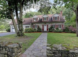 2 N Lake Dr, Barrington, RI 02806
