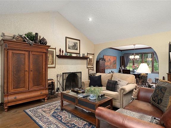 3rd image of 28 Weaver Hill Rd