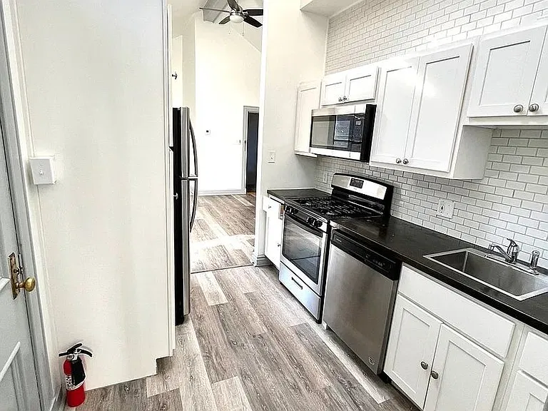 1416 Sheffield St — Photo 2