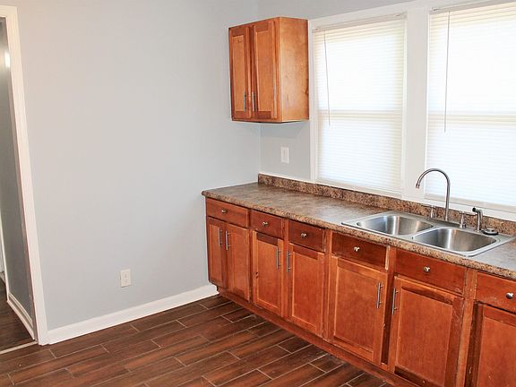 4th image of 1545 Oakwood St