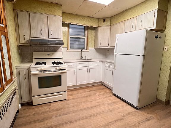 3rd image of 40 Romaine Ave #1