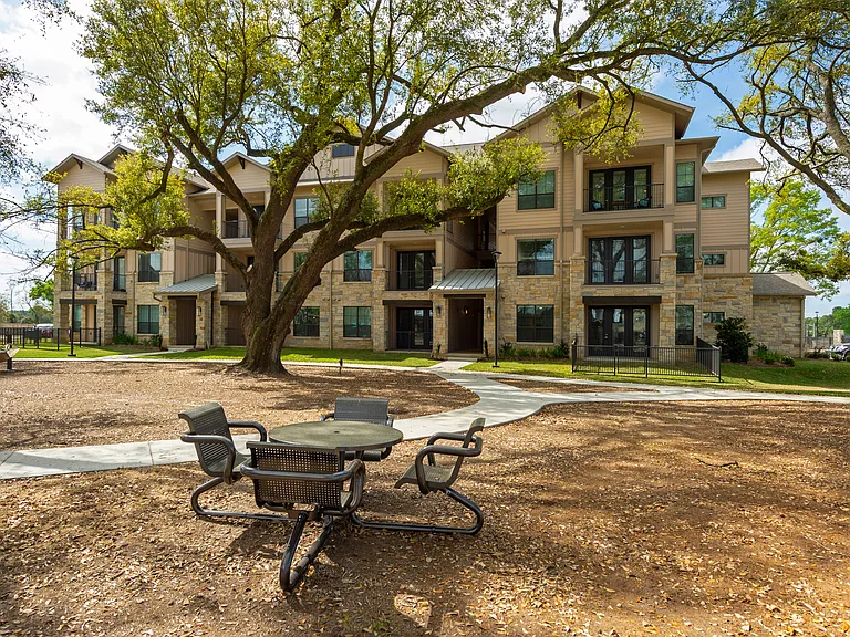 Savannah Oaks in Spring — Photo 27