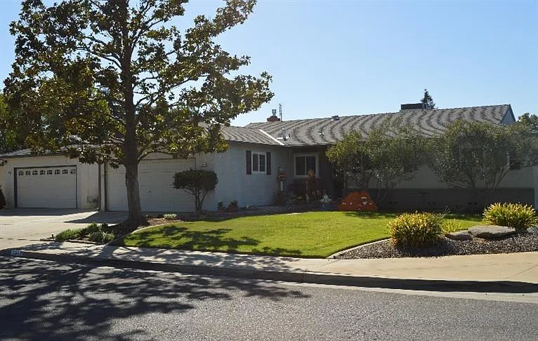 2366 Stanford Ave photo 1