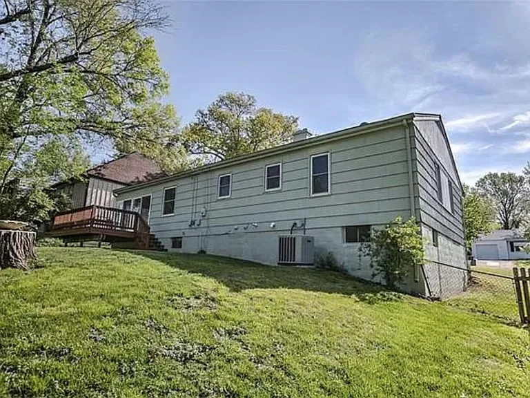8910 Belleview Ave — Photo 39