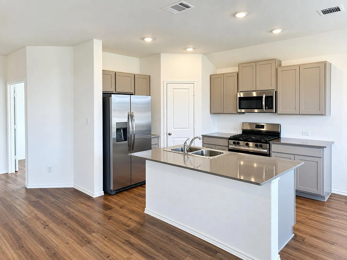 4 bed, 2.0 bath, 1622 sqft, $2,025 — Photo 2
