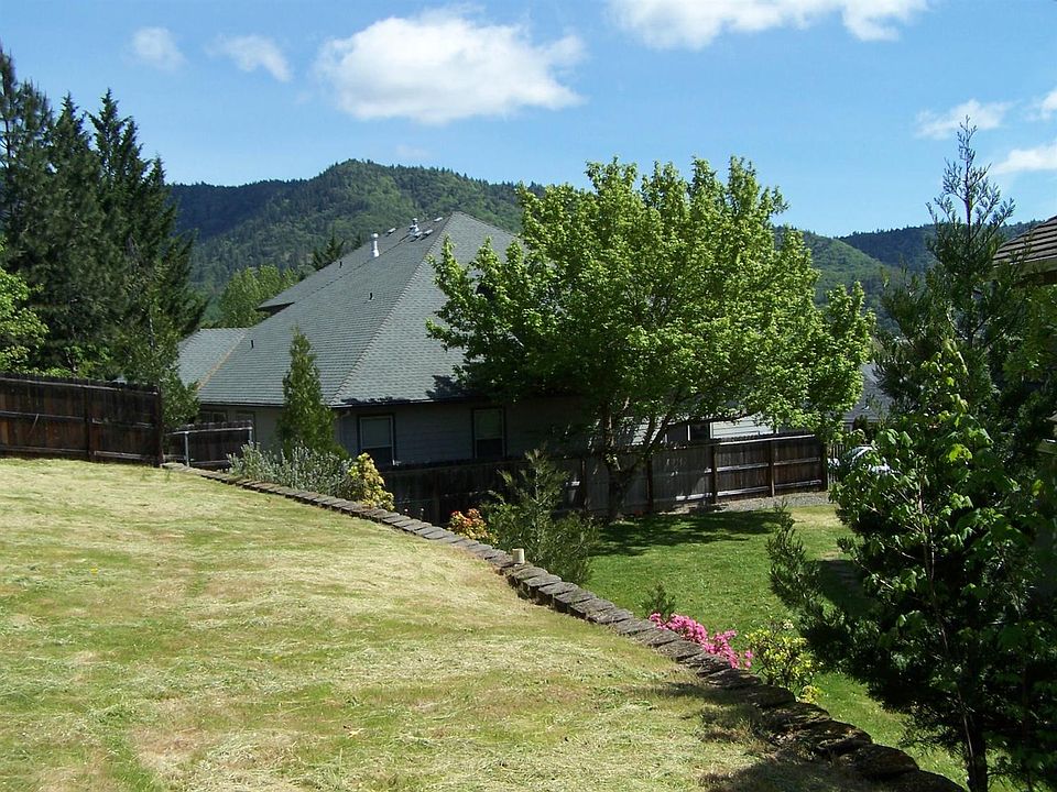 2nd image of 2207 NW Oxford Cir