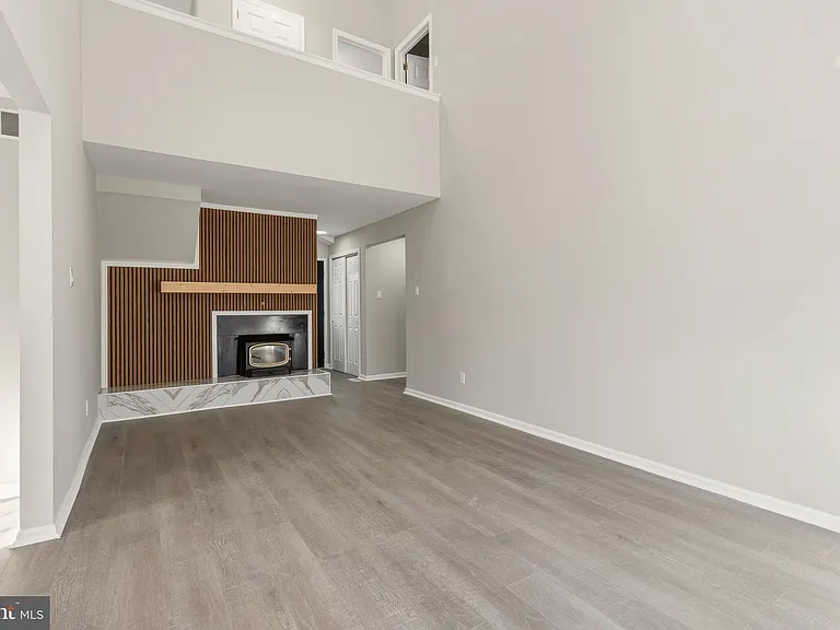 221 Oak Ln — Photo 5